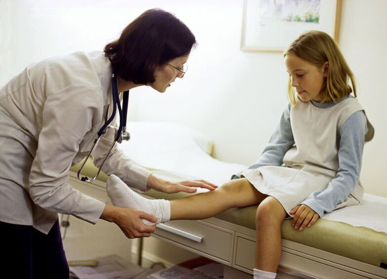 Les filles atteintes d'arthrose de l'articulation du genou lors d'une réception chez un spécialiste